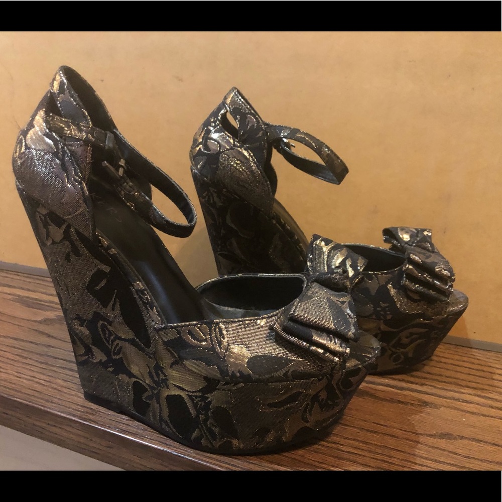 Bakers gold & black embroidered platform heels🖤